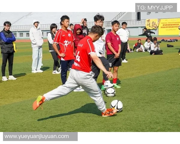 足球明星技巧视频教学揭秘提升球技的绝佳方法与实用技巧分享