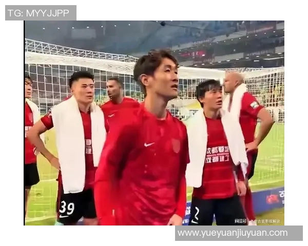 足球明星现场认错瞬间曝光引发热议粉丝反应各异